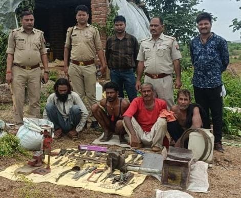 Illegal Arms Factory Busted in mahoba, four Criminals Arrested, Many Equipment Recovered
