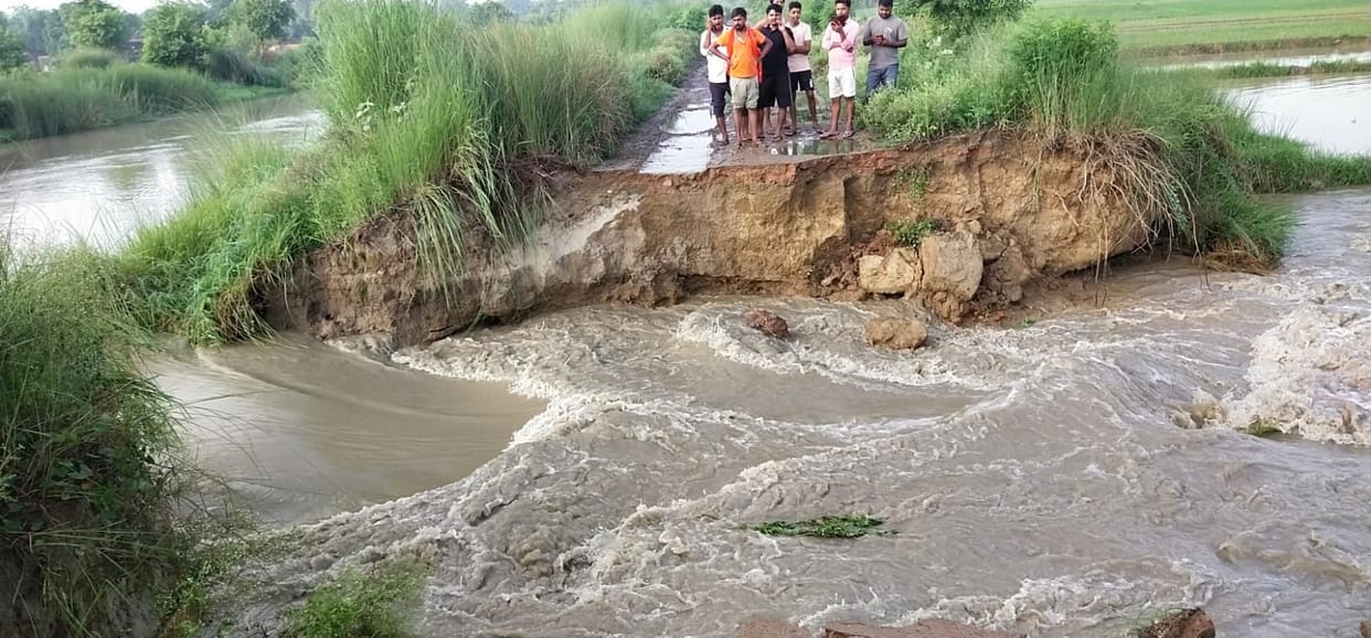 Many bigha crops submerged due to cutting of Sharda tributary canal