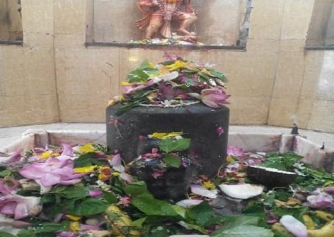 Divine Shivling changes color thrice a day