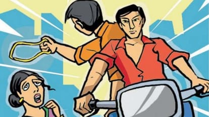 bikers looted mobile phone and chain from teacher in bareilly