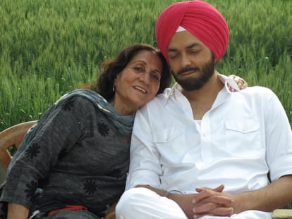 Dharmendra First Wife Prakash Kaur Photo With Son Boby Deol Know in Details
