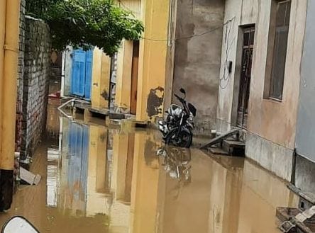 Auraiya: Waterlogging and mud due to rain for half an hour