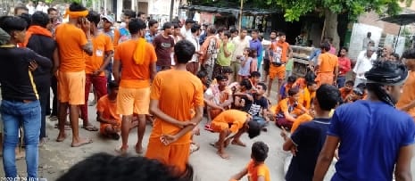 Kanwariya injured due to bike collision, colleagues jammed