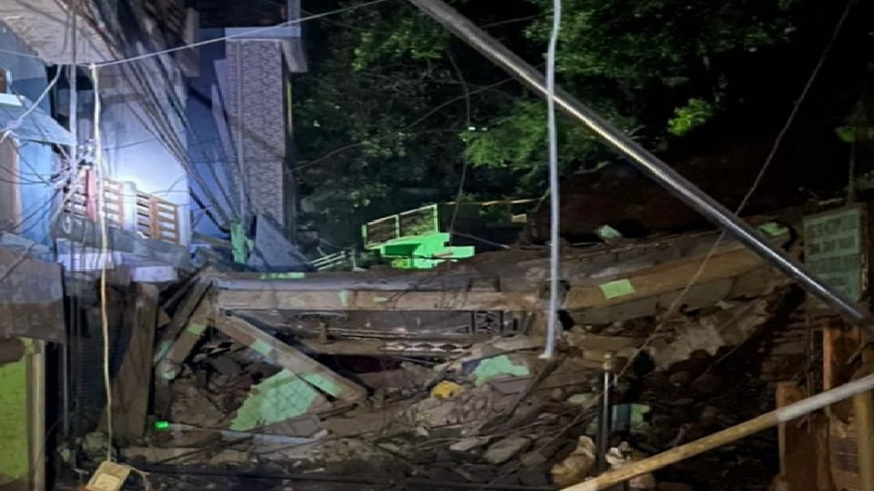 big boulder fell on a house due to landslide in Dharchula of Pithoragarh