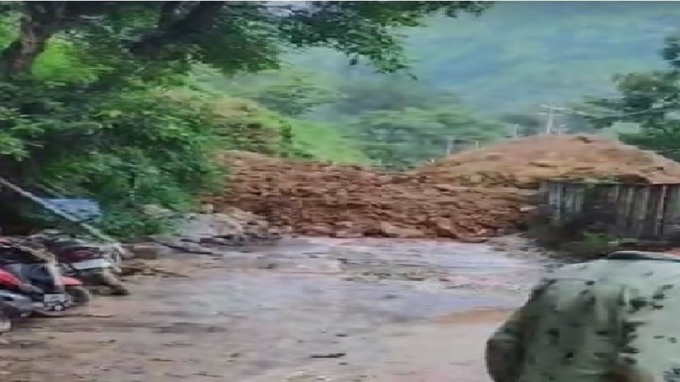 big boulder fell on a house due to landslide in Dharchula of Pithoragarh
