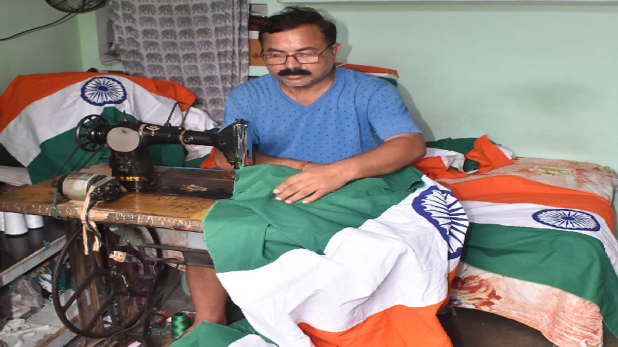 The demand for Khadi tricolors made in Gandhi Ashram has decreased by 80 percent due to inflation