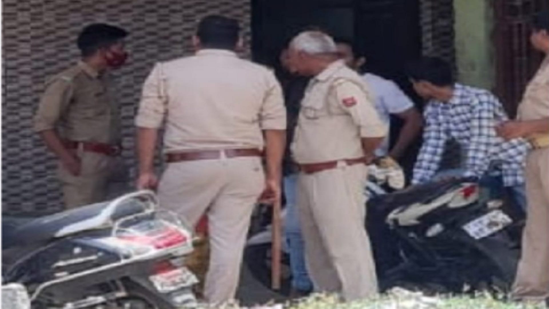 Meerut News: Anti human trafficking unit and police raid in hotel and couple caught
