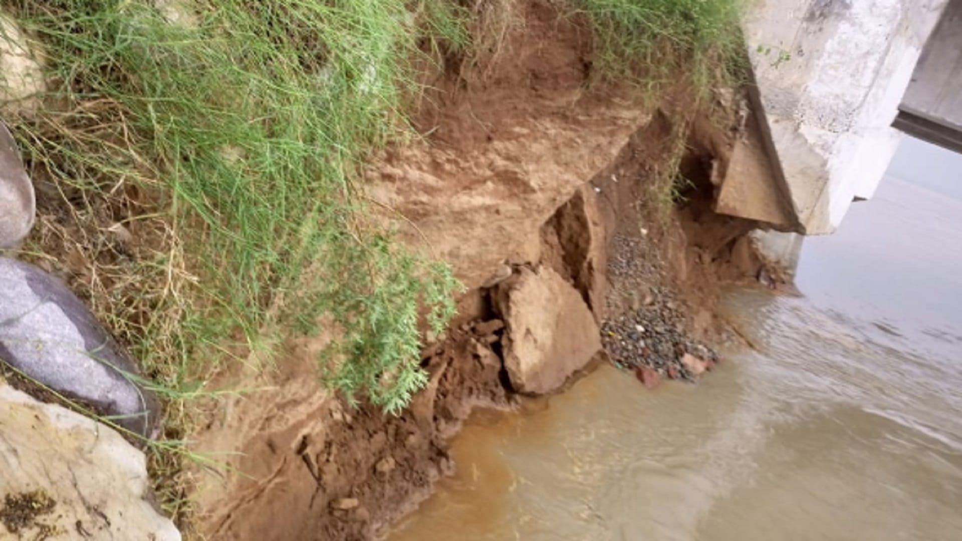 There is a danger on the bridge due to erosion in the Ganges in Hastinapur of Meerut, see photos