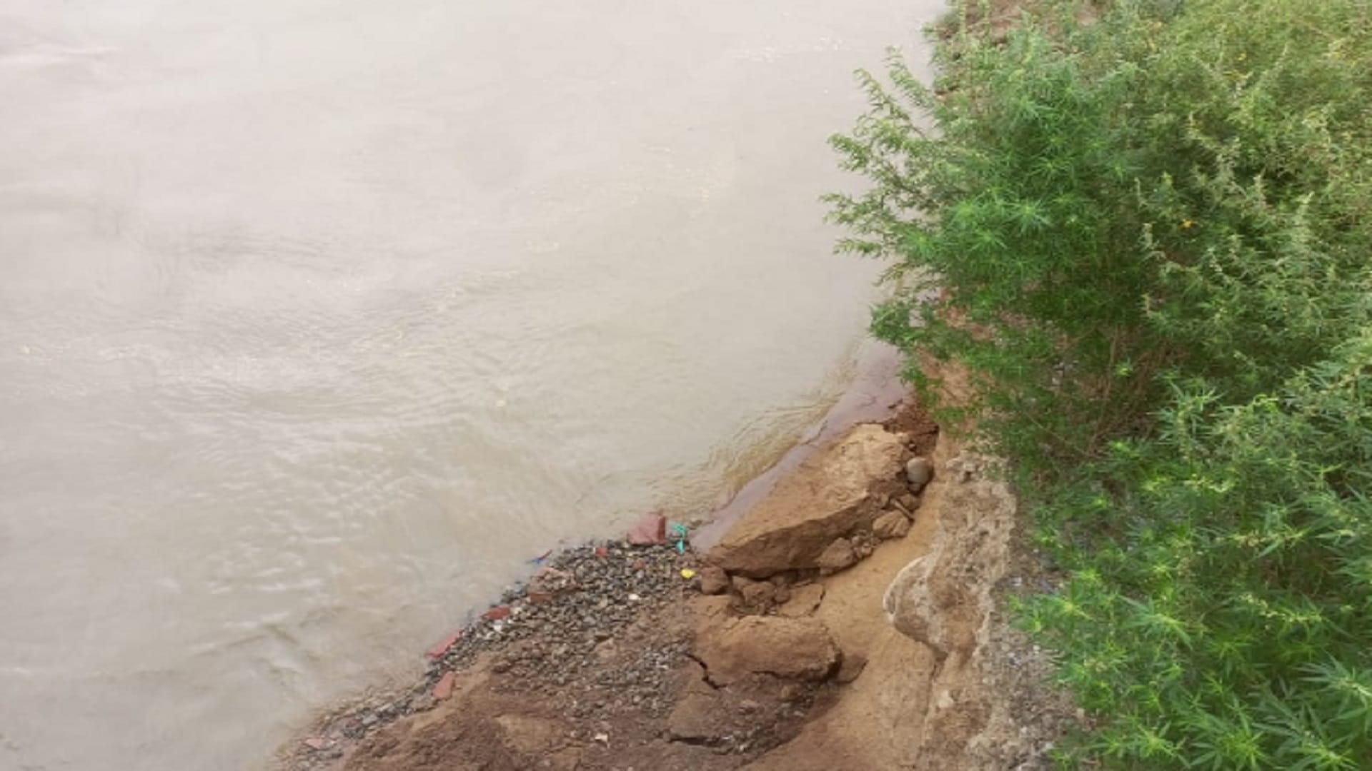 There is a danger on the bridge due to erosion in the Ganges in Hastinapur of Meerut, see photos