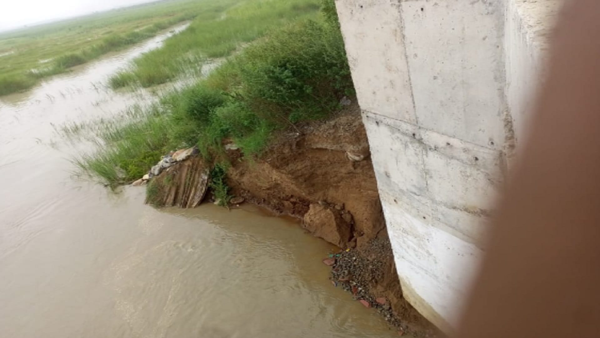 There is a danger on the bridge due to erosion in the Ganges in Hastinapur of Meerut, see photos