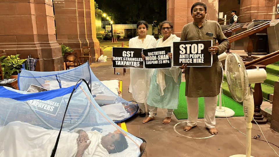 Opposition MPs Protest Against Inflation Arrange Mosquito Nets After Tandoori Chicken Protest News in Hindi