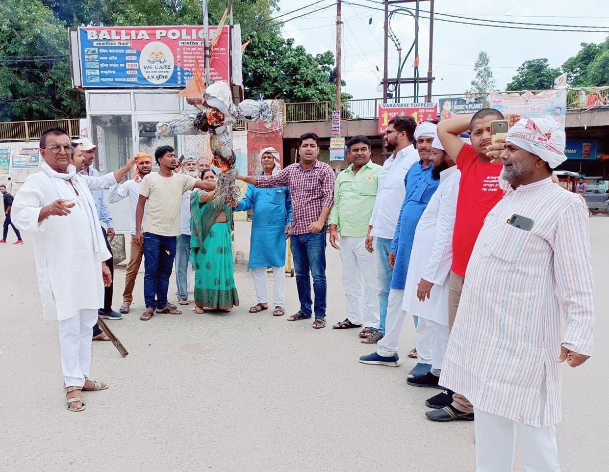 Congress workers burnt effigy of Union Minister