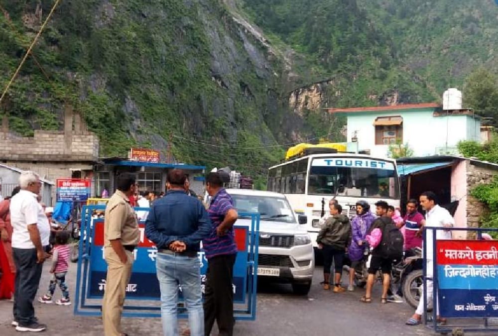 Uttarakhand Rainfall Today: badrinath highway washed away and many Pilgrims Stuck photos