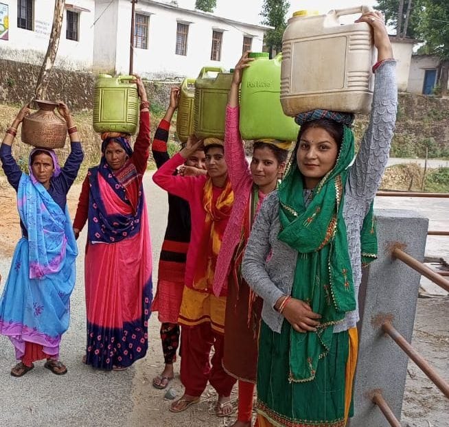 People of Diglichaud wandering for water