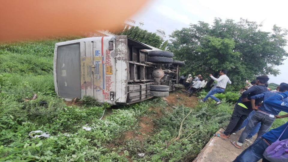 Bus full of passengers overturned on Agra-Jaipur highway