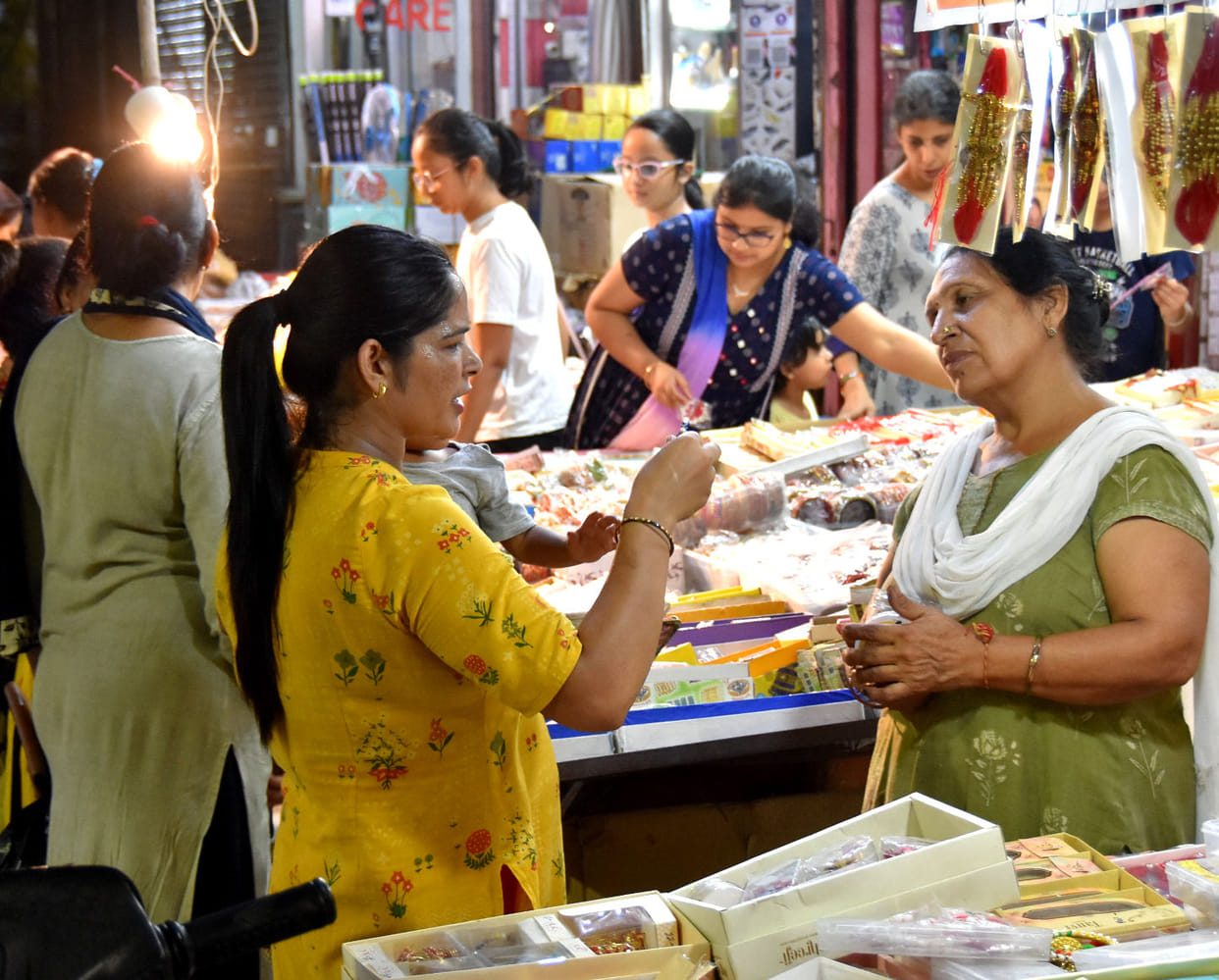 Hariyali Teej: Crowd of women gathered in the markets, shopping done fiercely