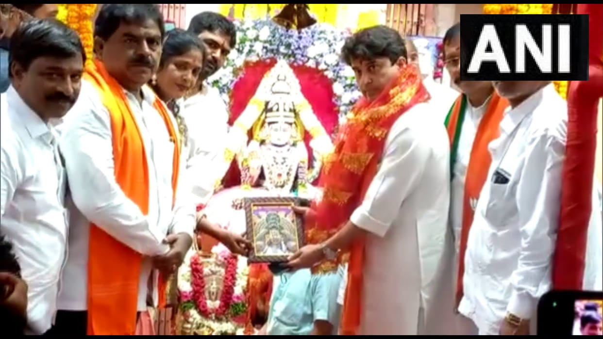 Jyotiraditya Scindia Visit Hyderabad Vijayalaxmi Temple Said Passenger safety paramount SpiceJet Indigo AI