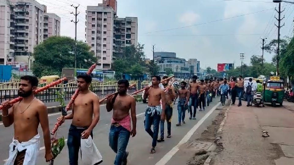 Indore: 300 students protest by taking out Kanwar Yatra, movement to save agricultural college land