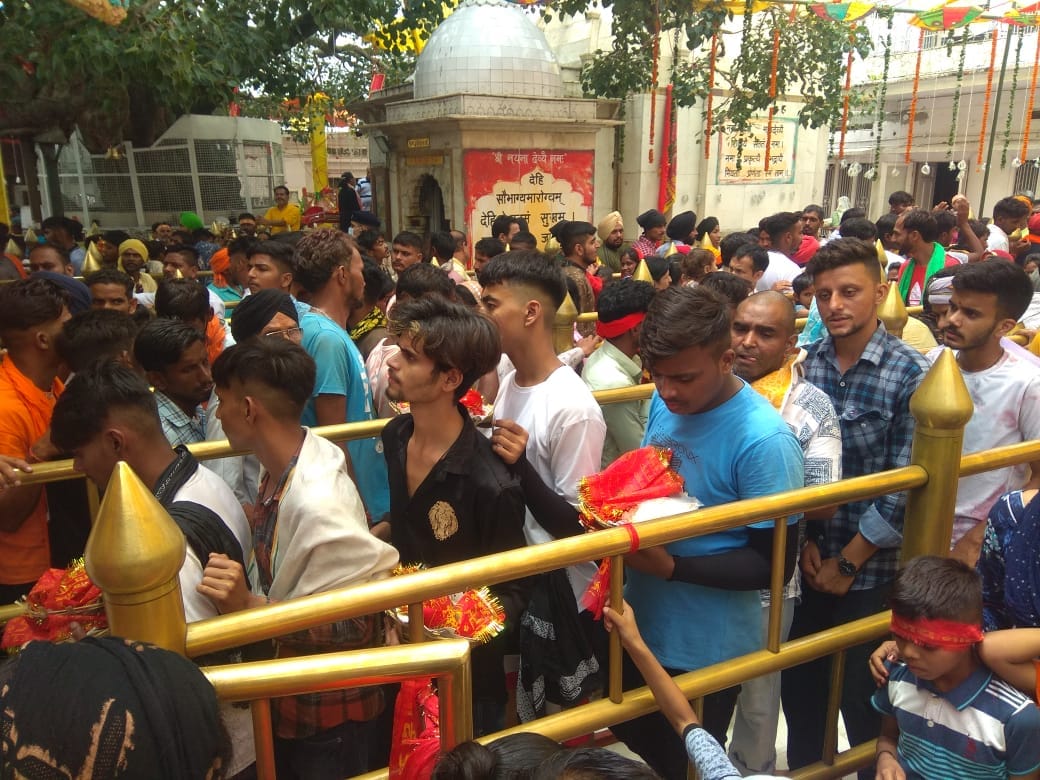 On the first day 15,000 devotees got the new head