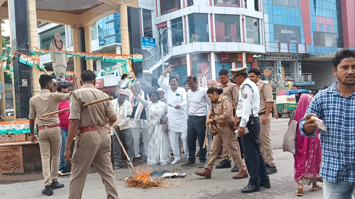 In Etawah, Congressmen burnt the effigy of the ED and the central government by doing satyagraha