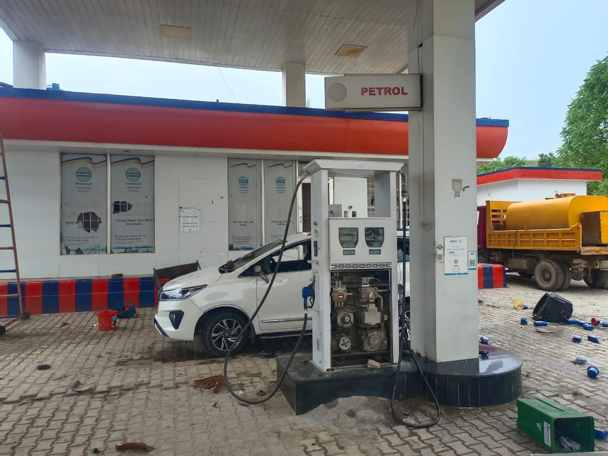 Woman dies due to wall collapse in sonbhadra Angry people attacked petrol pump and vehicles