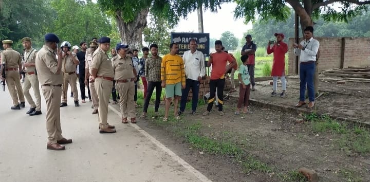 Sultanpur News : A retarded youth beat up a middle-aged man, villagers caught the accused
