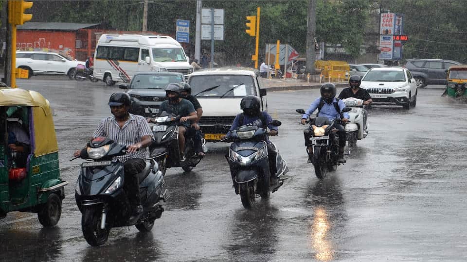 delhi weather forecast weather turned pleasant with light showers know how the weather will be tomorrow