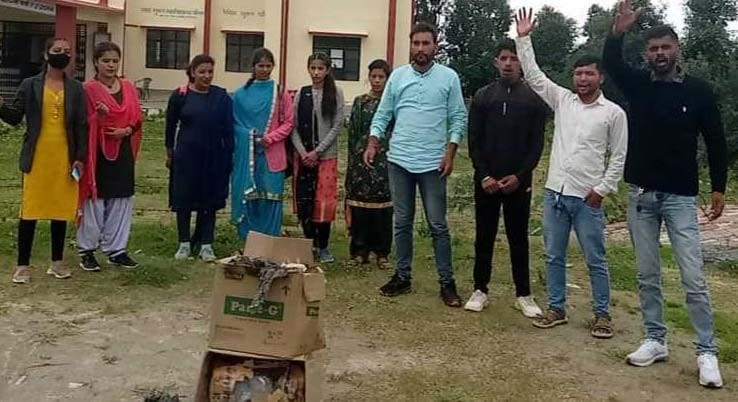 Students furious over the plight of the road, burnt the effigy of Lonvi