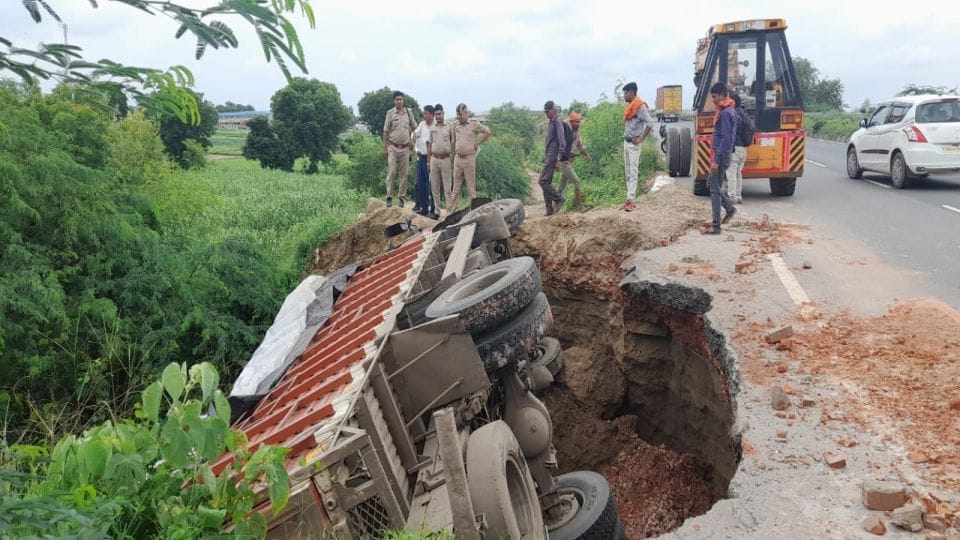 Canter overturned in rain pit on Bypass road in agra