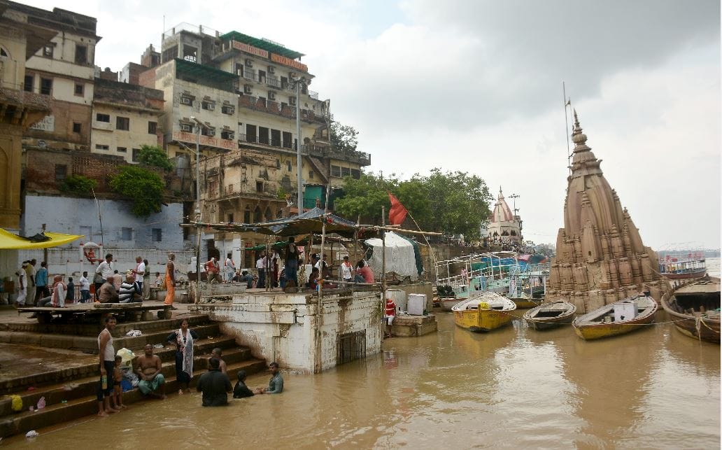 See in pictures: 84 ghats of Varanasi submerged in Ganga water problem rising in cremation