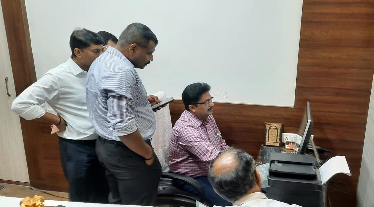 DRM inspects at varanasi Cantt station and knows condition of construction works