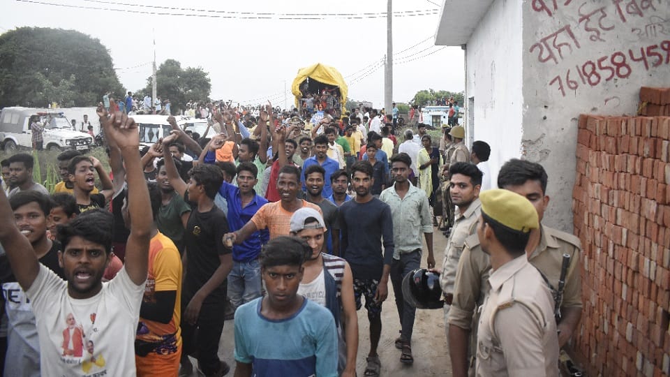 stone pelting on Kanwariyas in Cantt area Bareilly Police detained five accused after protests