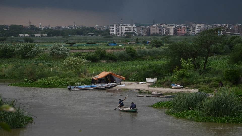 delhi weather forecast weather turned pleasant with light showers know how the weather will be tomorrow