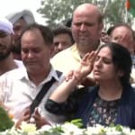 बेटे को अंतिम विदाई देती मां