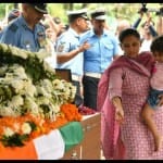 शहीद मोहित राणा को श्रद्धांजलि देतीं उनकी पत्नी और बेटी।