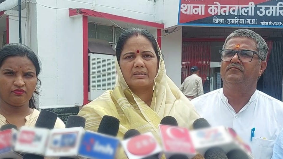 Umaria: Tribal leader accuses collector, complaint to police, collector also lodged complaint
