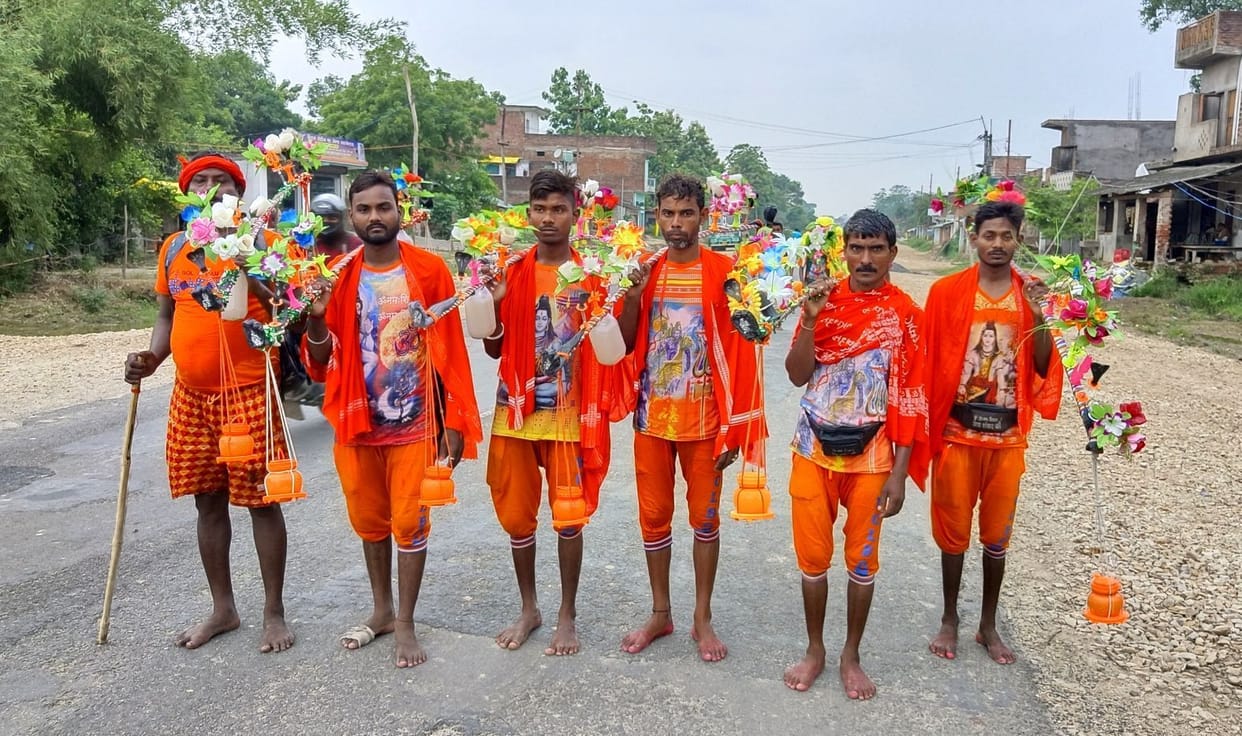 Kanwariyas left for Ayodhya throughout the day