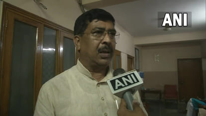 West Bengal Huge amount of cash recovered from Jharkhand MLA car Hawarah called for machine to count money