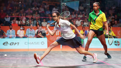 अनाहत सिंह (सफेद जर्सी में)