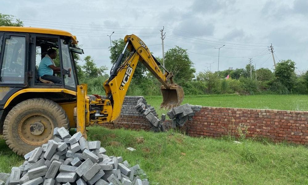 District town planner broke illegal construction