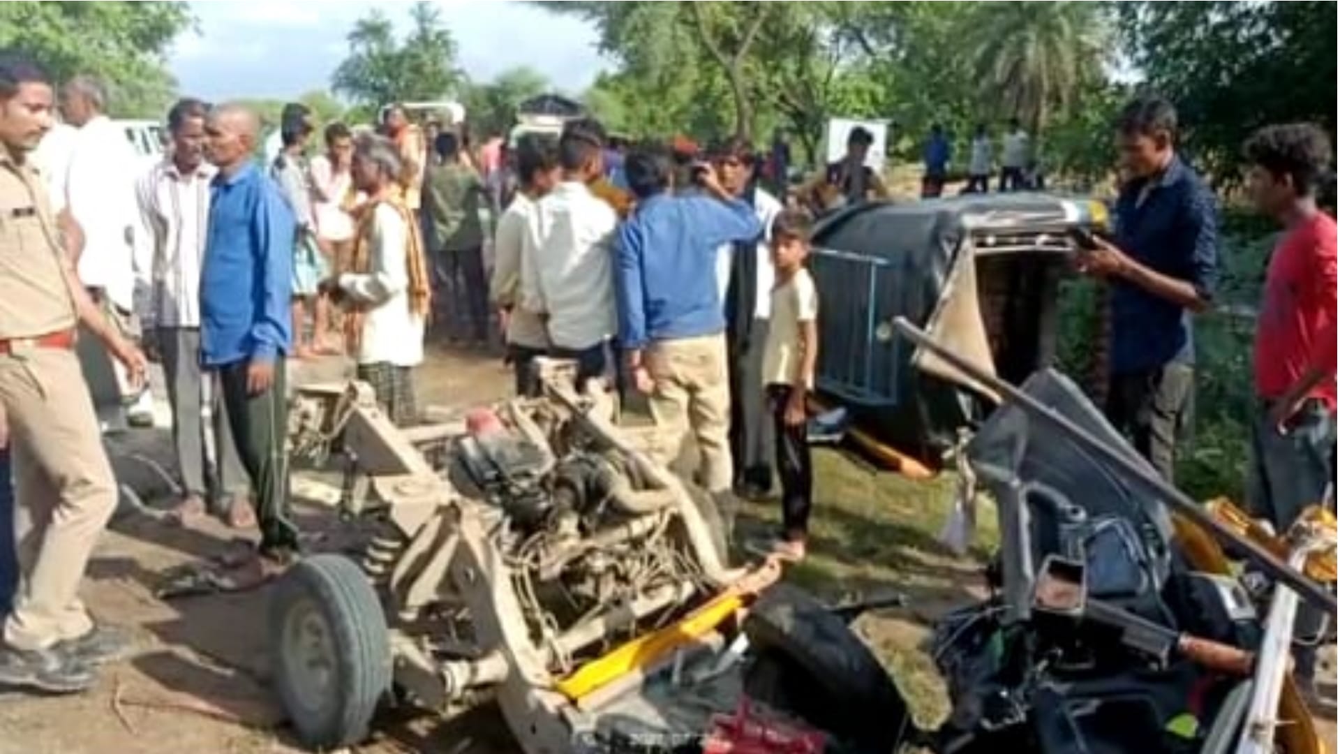 Banda Road Accident Innova Car Collided with Auto, six passengers died in accident See Photos