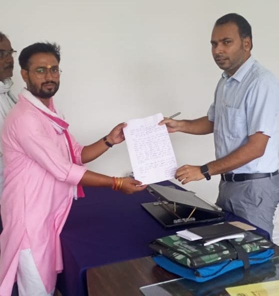 bjp leader give gyapan to sdm