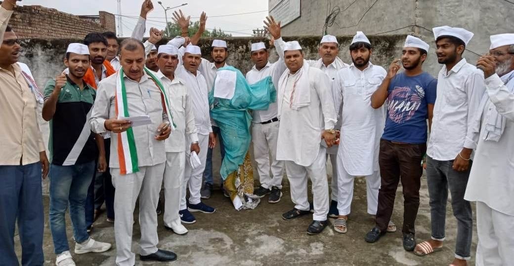 Congress workers burnt effigy of Smriti Irani