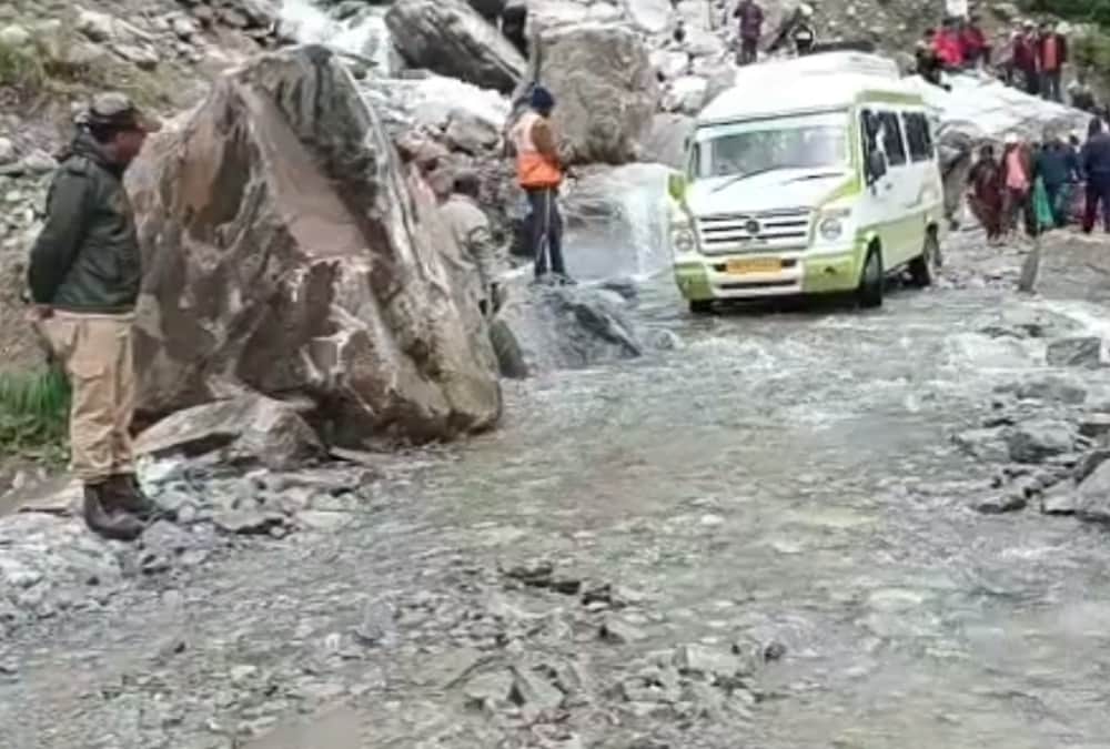 Uttarakhand Weather Update: Badrinath Highway open after 22 Hours tourists run vehicle in danger photos