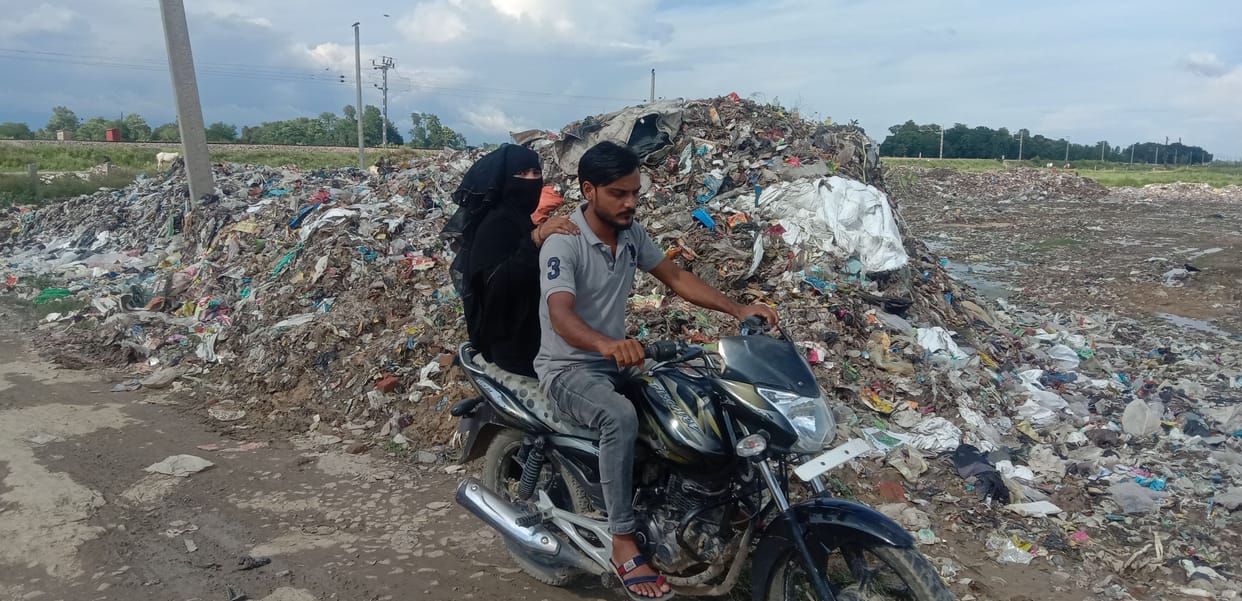 trashes dump on road