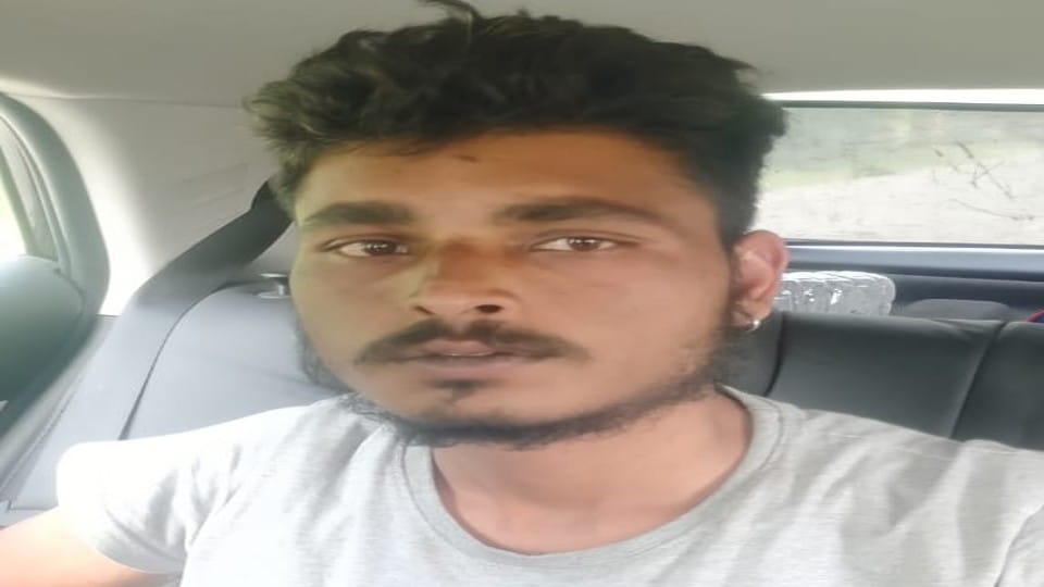 miscreants wearing police uniform robbed Fortuner car on highway in Mathura
