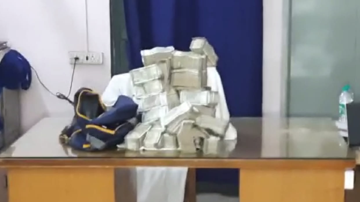 West Bengal Huge amount of cash recovered from Jharkhand MLA car Hawarah called for machine to count money
