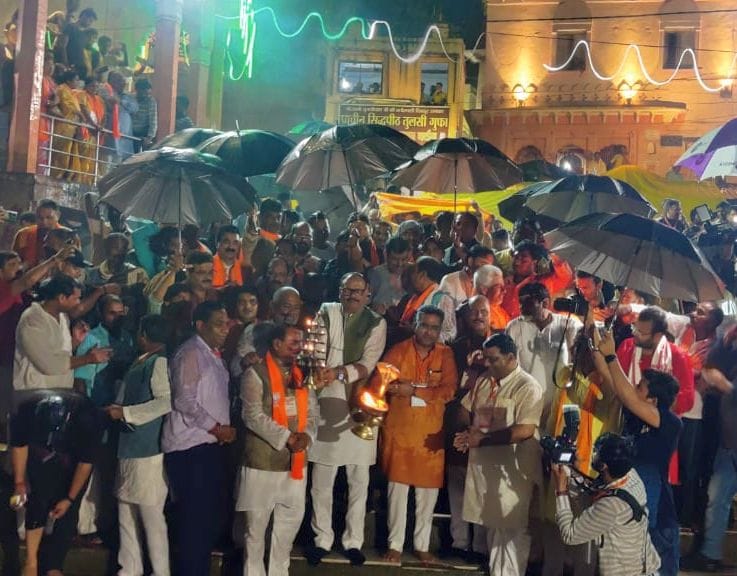 Chitrakoot: Aarti of Mandakini wearing an umbrella in the midst of drizzling rain