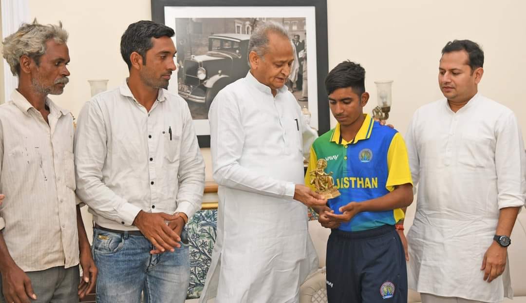 CM Ashok Gehlot met with Rajsamand Viral bowler Bharat Singh