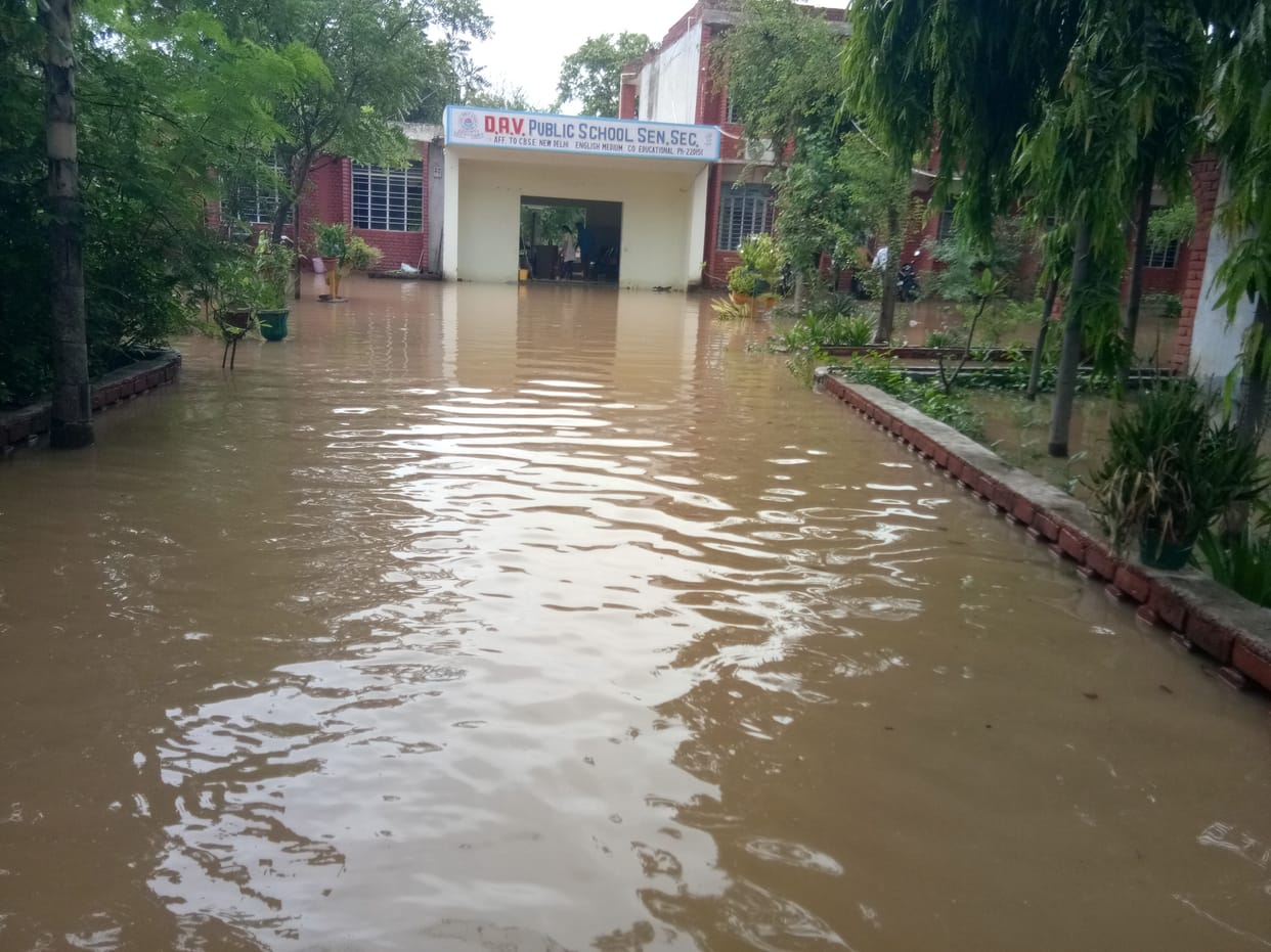 Water filled in the school due to the breakdown of Chamdheda dam, children were taken out from tractor-trolley and sent home